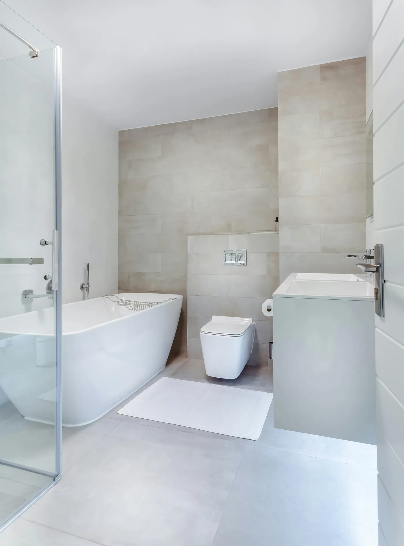 A bright bathroom rendered with marble-look tiles